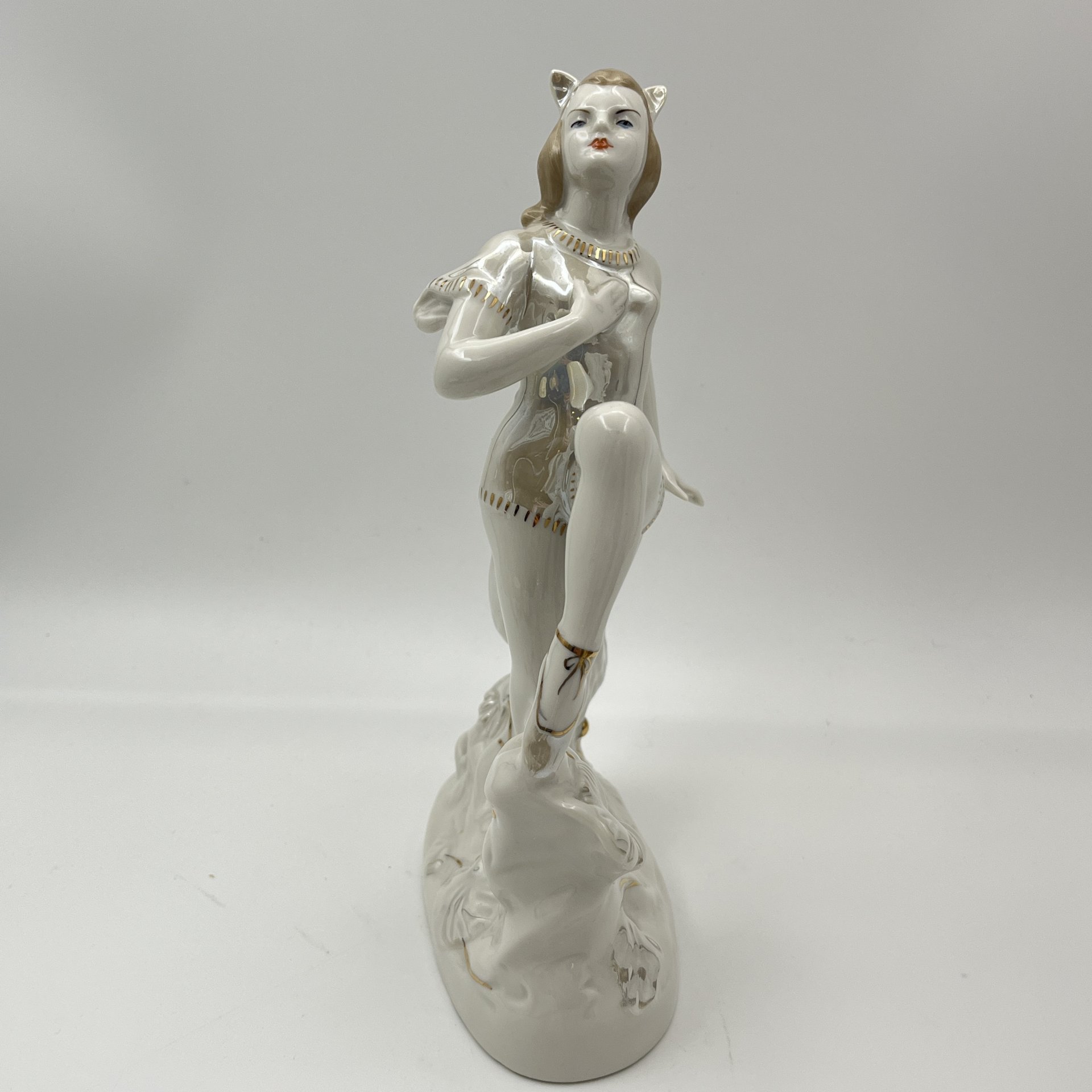 Статуэтка "Балерина-Кошка" ("Лисичка"), скульптор М.А. Интизарян, фарфор, люстр, золочение, Дмитровский фарфоровый завод (ДФЗ Вербилки), СССР, 1954-1965 гг.