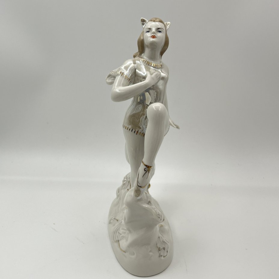 Статуэтка "Балерина-Кошка" ("Лисичка"), скульптор М.А. Интизарян, фарфор, люстр, золочение, Дмитровский фарфоровый завод (ДФЗ Вербилки), СССР, 1954-1965 гг.