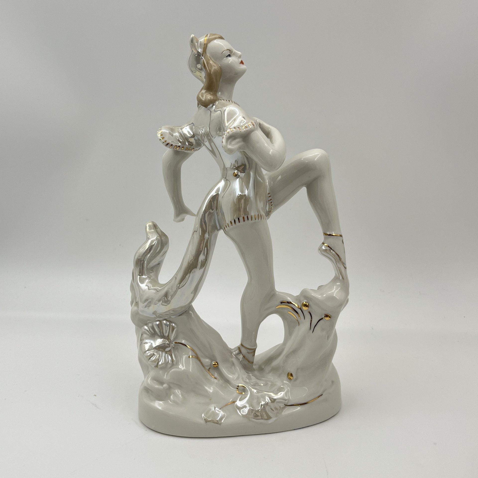 Статуэтка "Балерина-Кошка" ("Лисичка"), скульптор М.А. Интизарян, фарфор, люстр, золочение, Дмитровский фарфоровый завод (ДФЗ Вербилки), СССР, 1954-1965 гг.