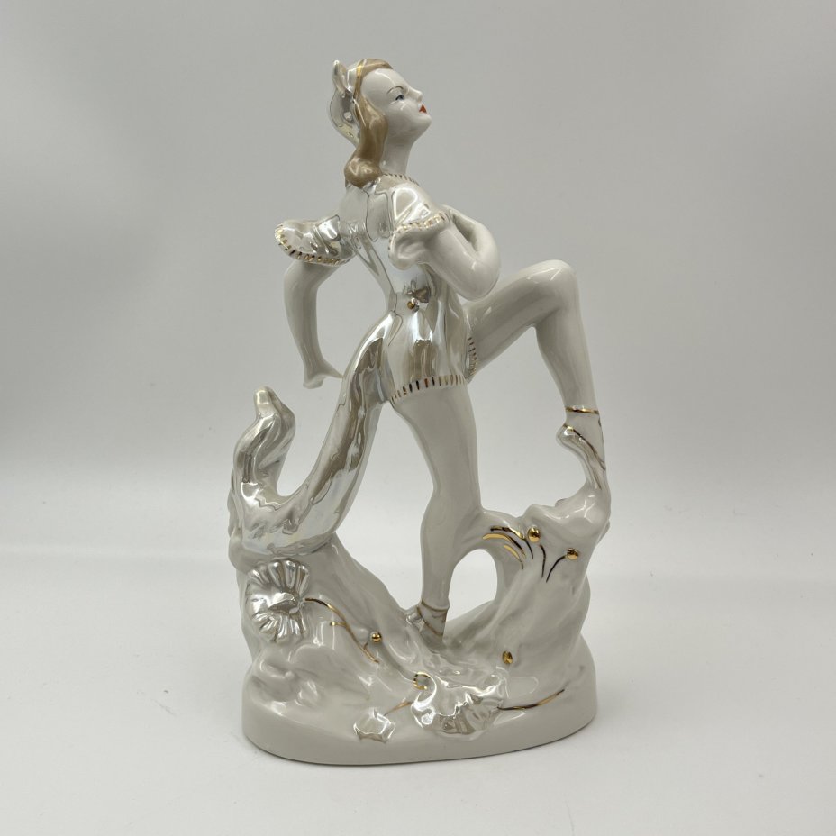 Статуэтка "Балерина-Кошка" ("Лисичка"), скульптор М.А. Интизарян, фарфор, люстр, золочение, Дмитровский фарфоровый завод (ДФЗ Вербилки), СССР, 1954-1965 гг.