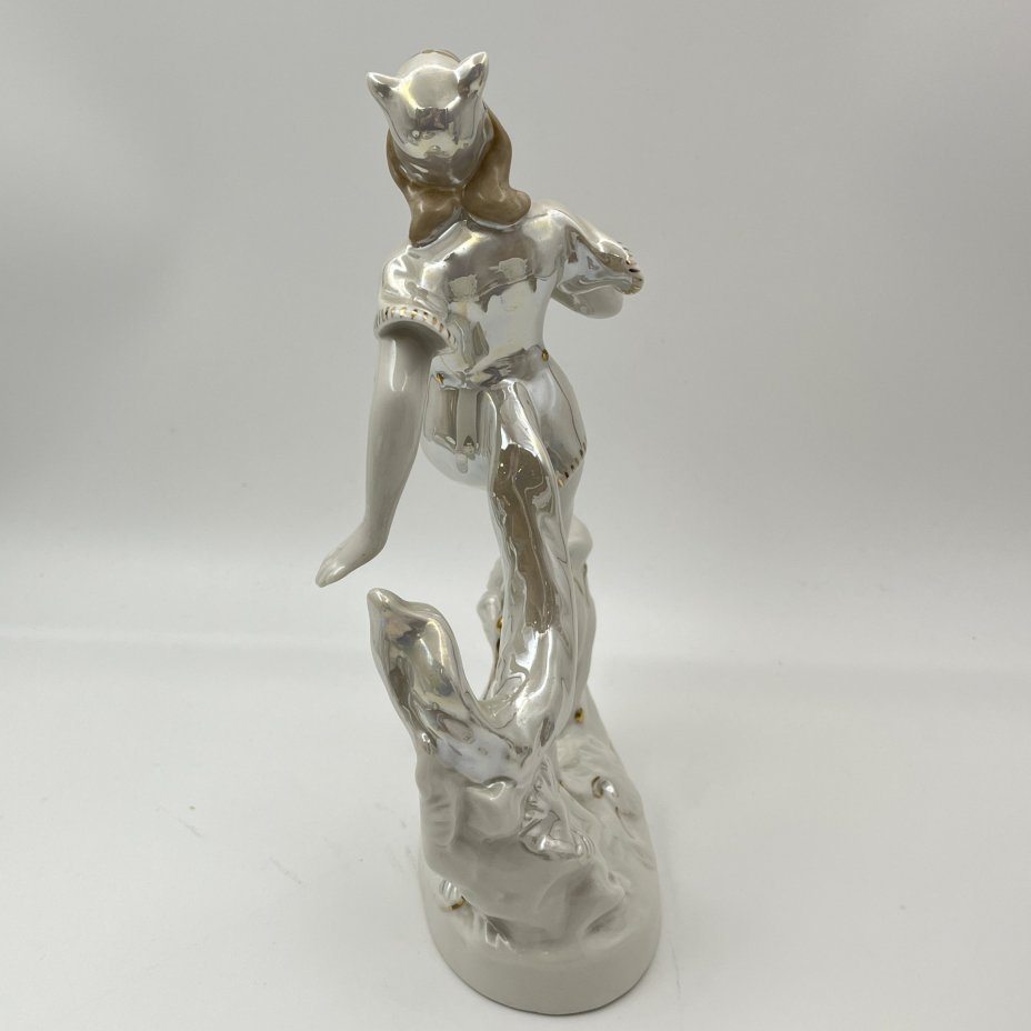 Статуэтка "Балерина-Кошка" ("Лисичка"), скульптор М.А. Интизарян, фарфор, люстр, золочение, Дмитровский фарфоровый завод (ДФЗ Вербилки), СССР, 1954-1965 гг.