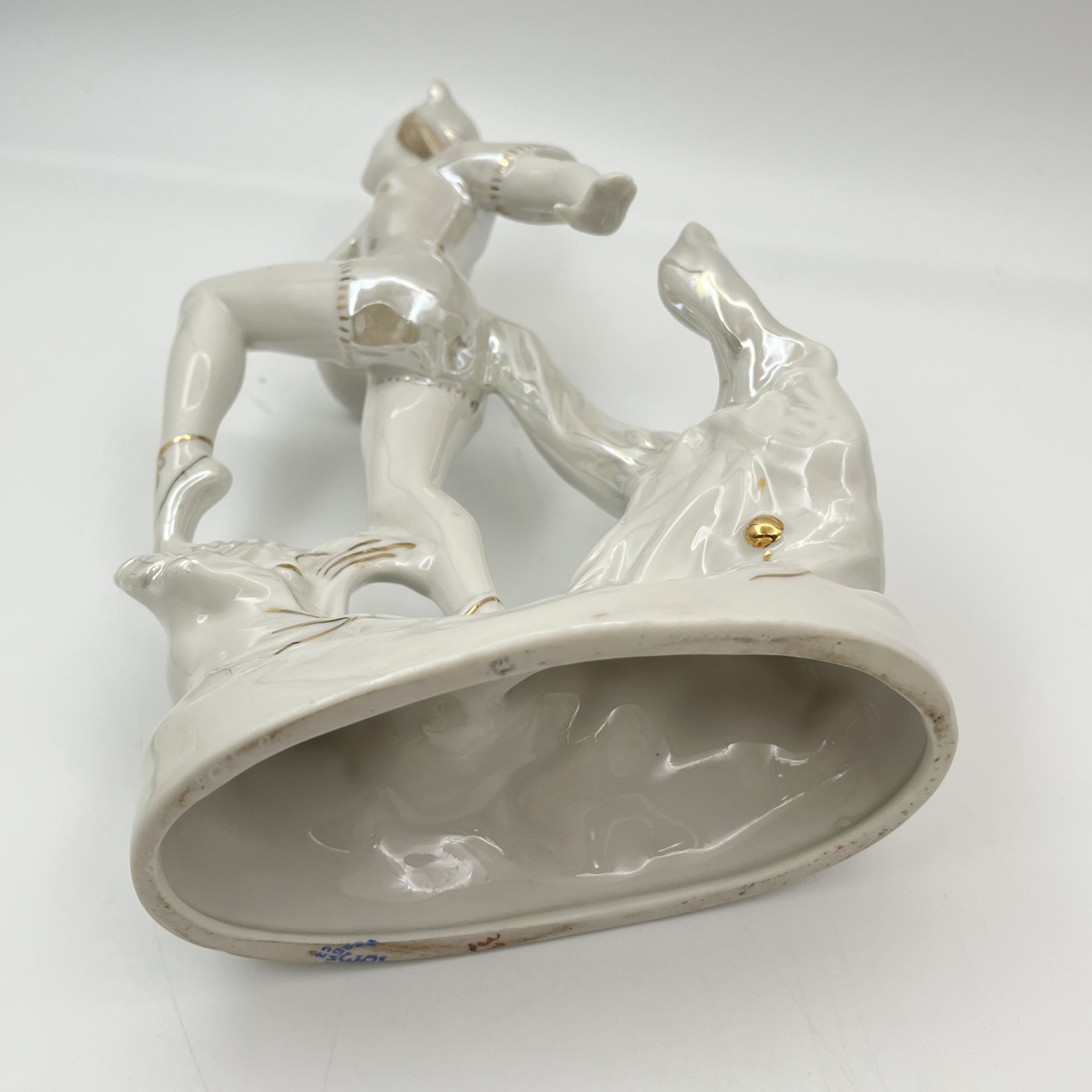 Статуэтка "Балерина-Кошка" ("Лисичка"), скульптор М.А. Интизарян, фарфор, люстр, золочение, Дмитровский фарфоровый завод (ДФЗ Вербилки), СССР, 1954-1965 гг.