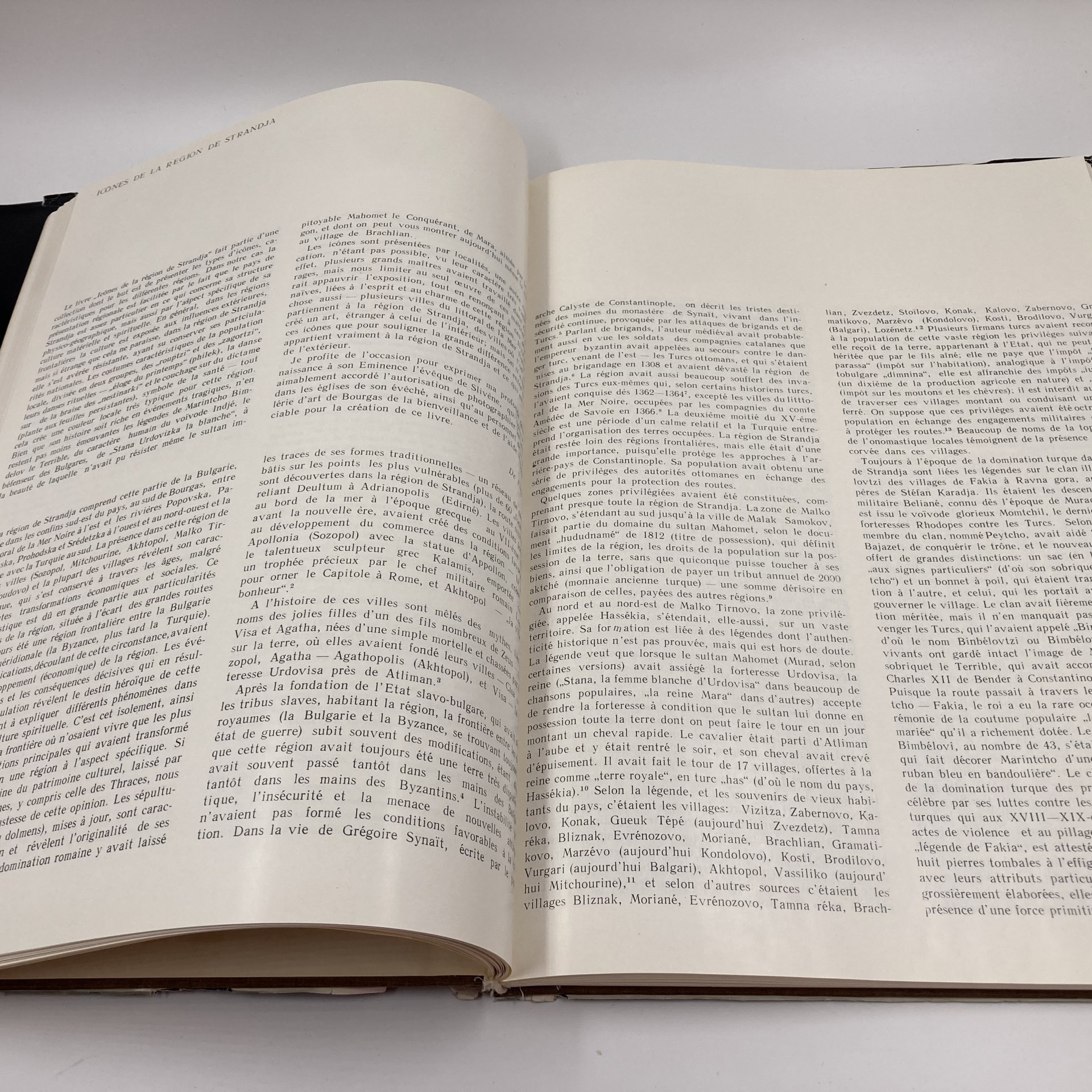 Книга на болгарском языке "Икони от странджанския край", автор Констандинка Паскалева, издательство "Септември", бумага, печать