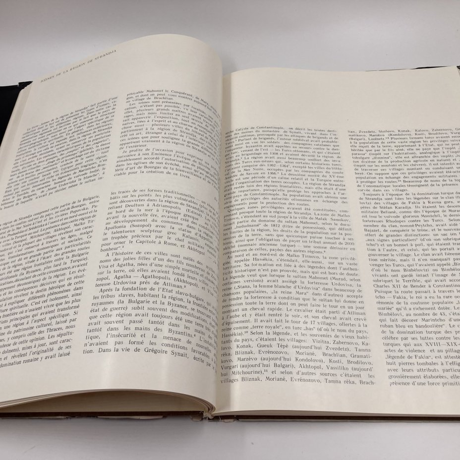 Книга на болгарском языке "Икони от странджанския край", автор Констандинка Паскалева, издательство "Септември", бумага, печать