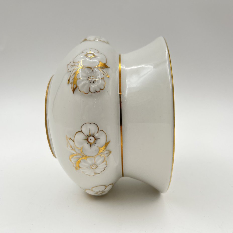 Ваза миниатюрная "Полевые цветы", скульптор А.А. Лепорская, художник Л.В. Протопопова, фарфор, золочение, Ленинградский фарфоровый завод (ЛФЗ), СССР, 1950-1960 гг.