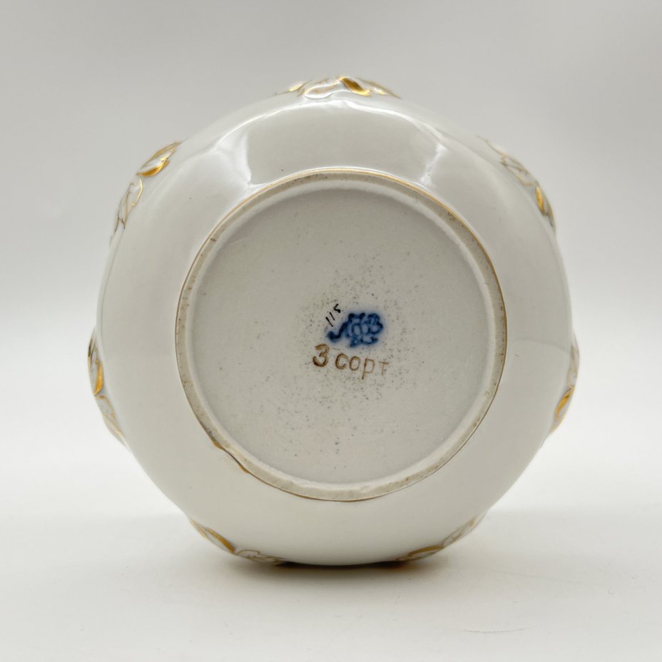 Ваза миниатюрная "Полевые цветы", скульптор А.А. Лепорская, художник Л.В. Протопопова, фарфор, золочение, Ленинградский фарфоровый завод (ЛФЗ), СССР, 1950-1960 гг.