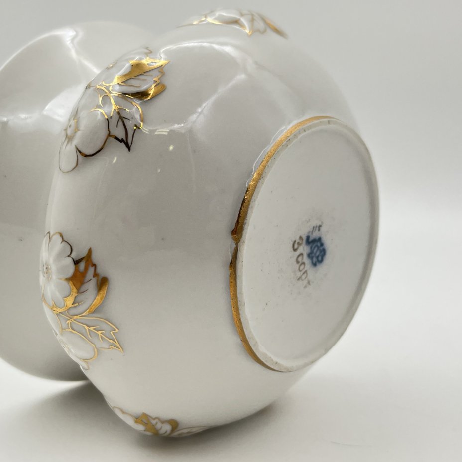 Ваза миниатюрная "Полевые цветы", скульптор А.А. Лепорская, художник Л.В. Протопопова, фарфор, золочение, Ленинградский фарфоровый завод (ЛФЗ), СССР, 1950-1960 гг.