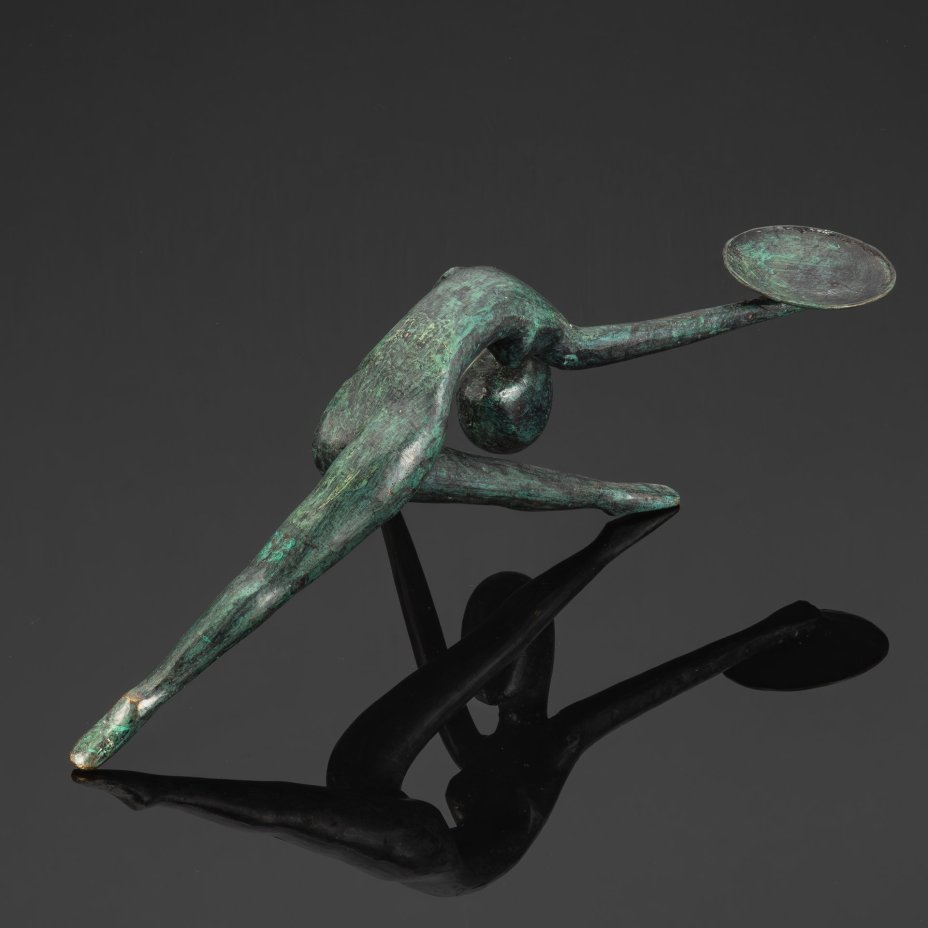 Подсвечник интерьерный для широкой свечи, в виде танцующей девушки