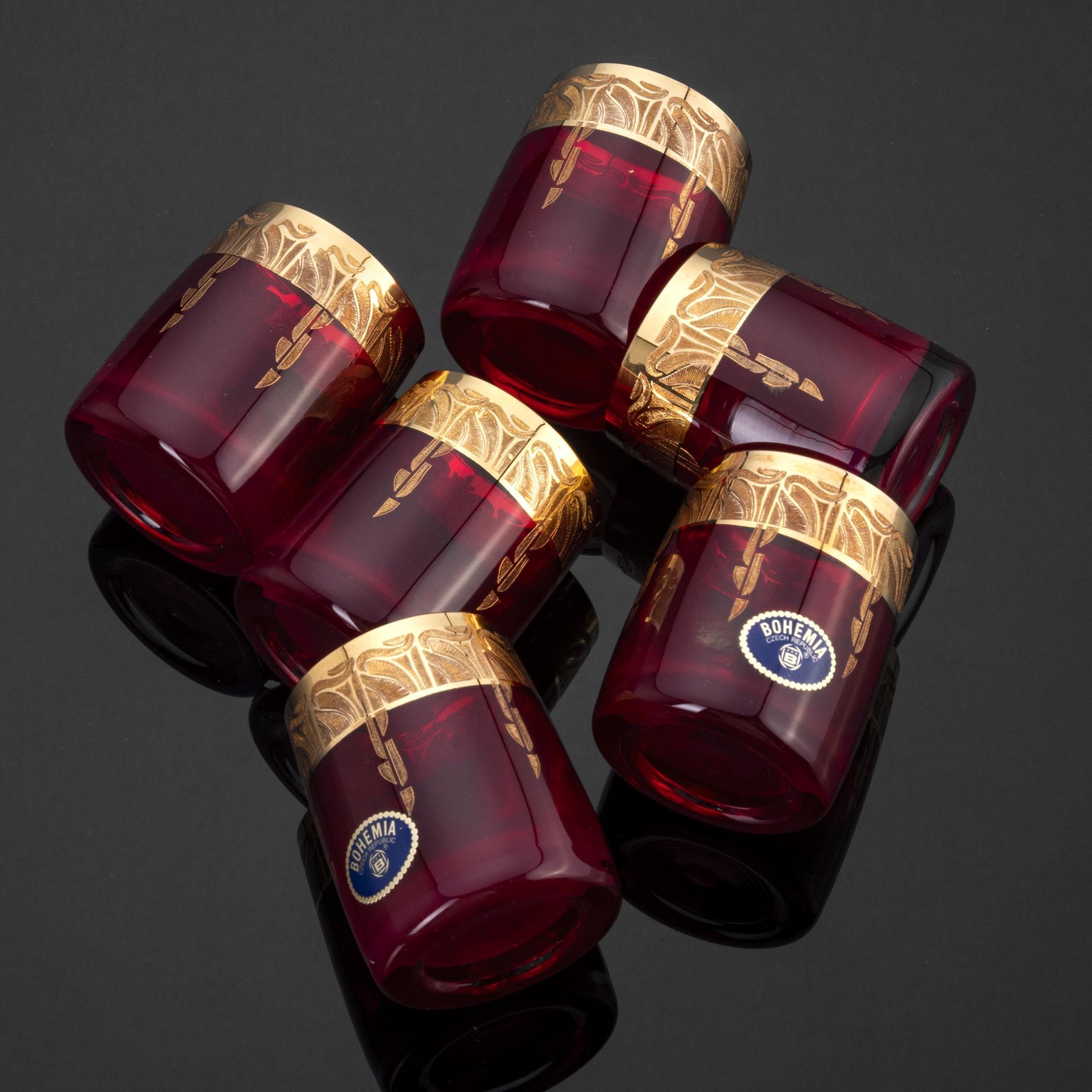 Набор из 6 стопок клюквенного цвета с золотистой орнаментальной каймой, Bohemia Crystal (Bohemia Glass)