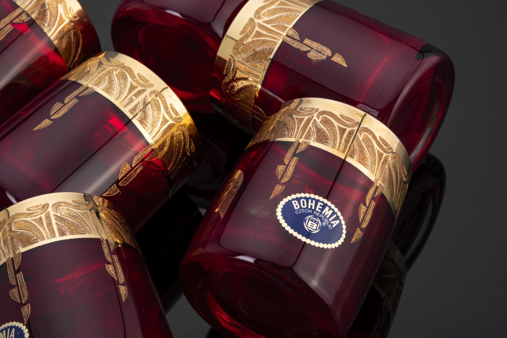 Набор из 6 стопок клюквенного цвета с золотистой орнаментальной каймой, Bohemia Crystal (Bohemia Glass)
