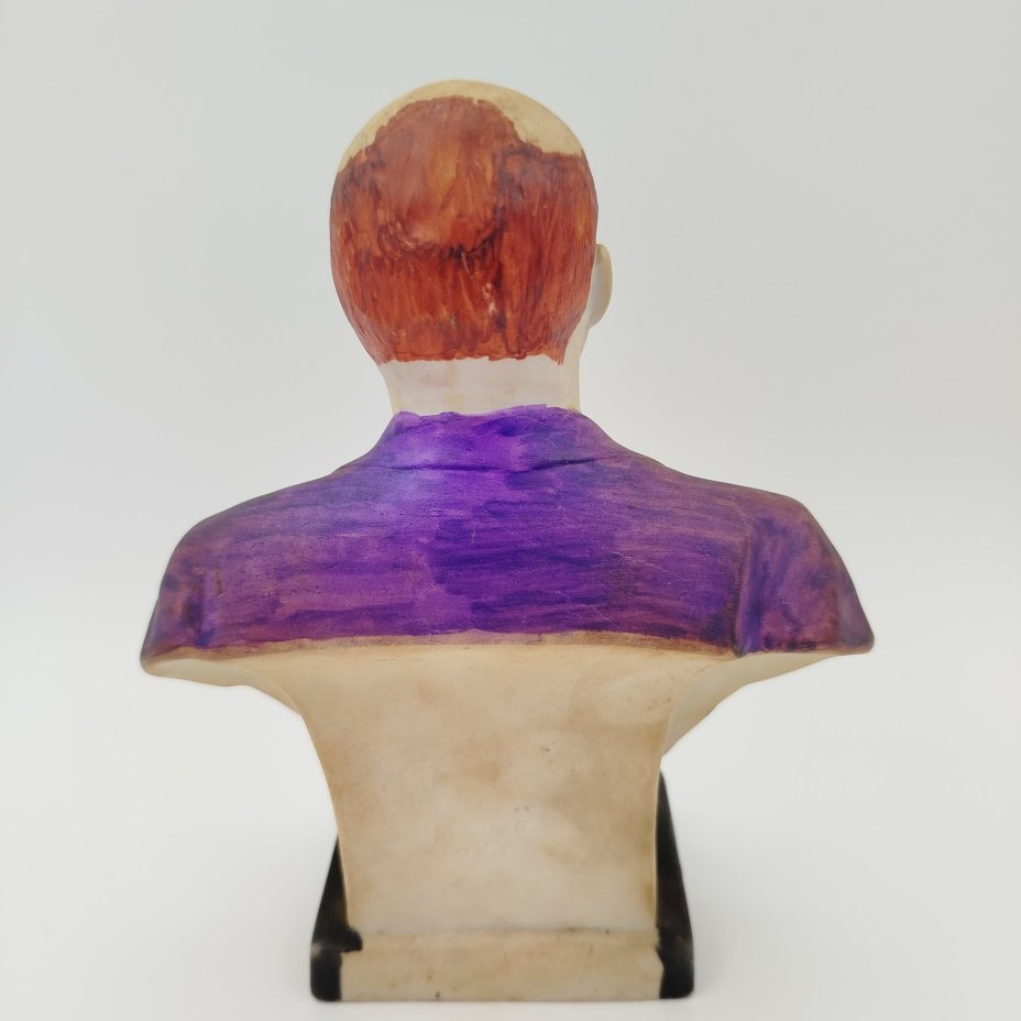 Статуэтка "Бюст В.И. Ленина", автор формы Ингал Боголюбов, бисквит, владельческая роспись позднего периода, Ленинградский фарфоровый завод (ЛФЗ), СССР, 1950-1970 гг.