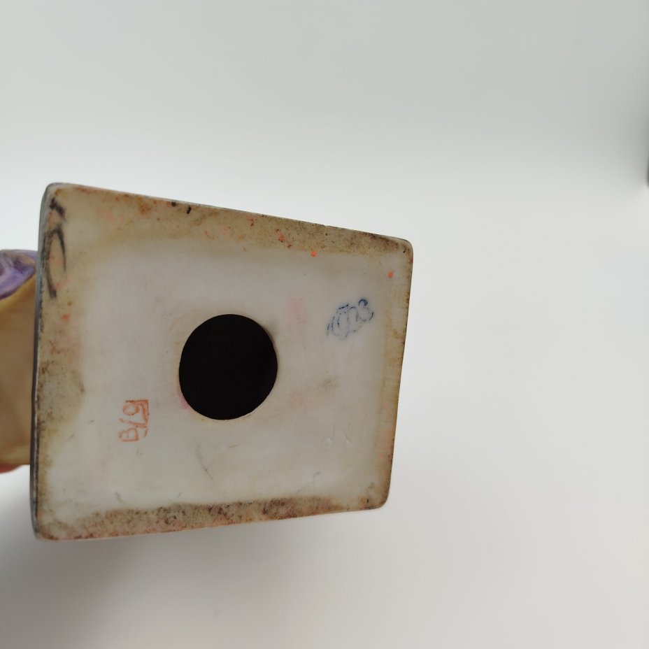 Статуэтка "Бюст В.И. Ленина", автор формы Ингал Боголюбов, бисквит, владельческая роспись позднего периода, Ленинградский фарфоровый завод (ЛФЗ), СССР, 1950-1970 гг.