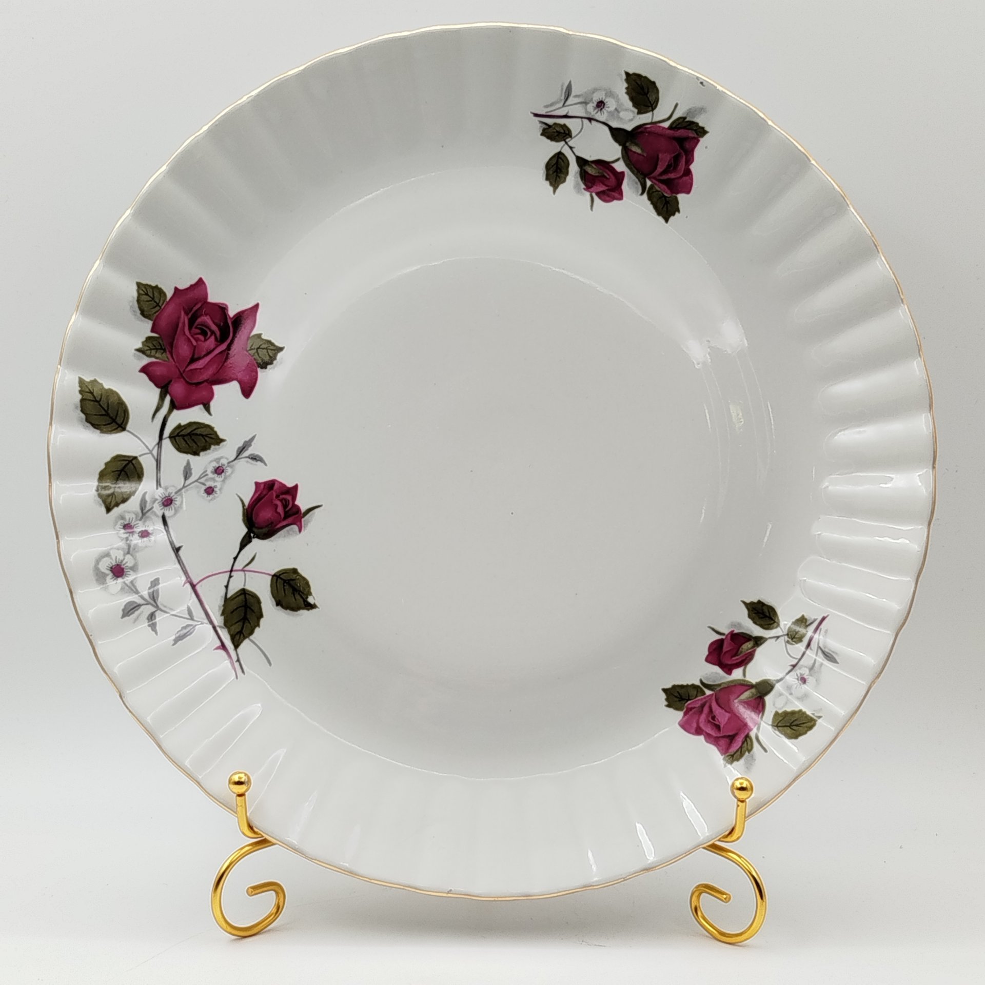 Блюдо круглой формы, украшенное изображением розы, фарфор, деколь, золочение, Chodziez, Польша, 1964-1980 гг.