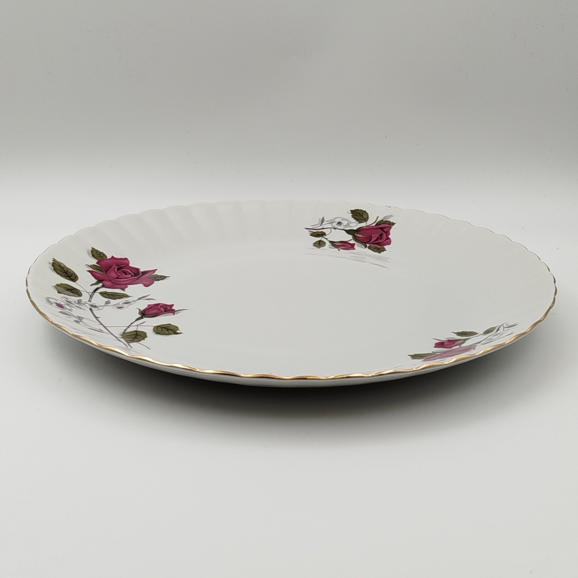 Блюдо круглой формы, украшенное изображением розы, фарфор, деколь, золочение, Chodziez, Польша, 1964-1980 гг.