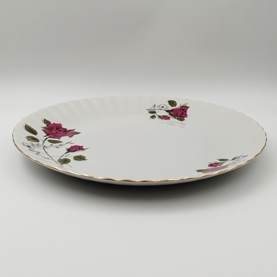 Блюдо круглой формы, украшенное изображением розы