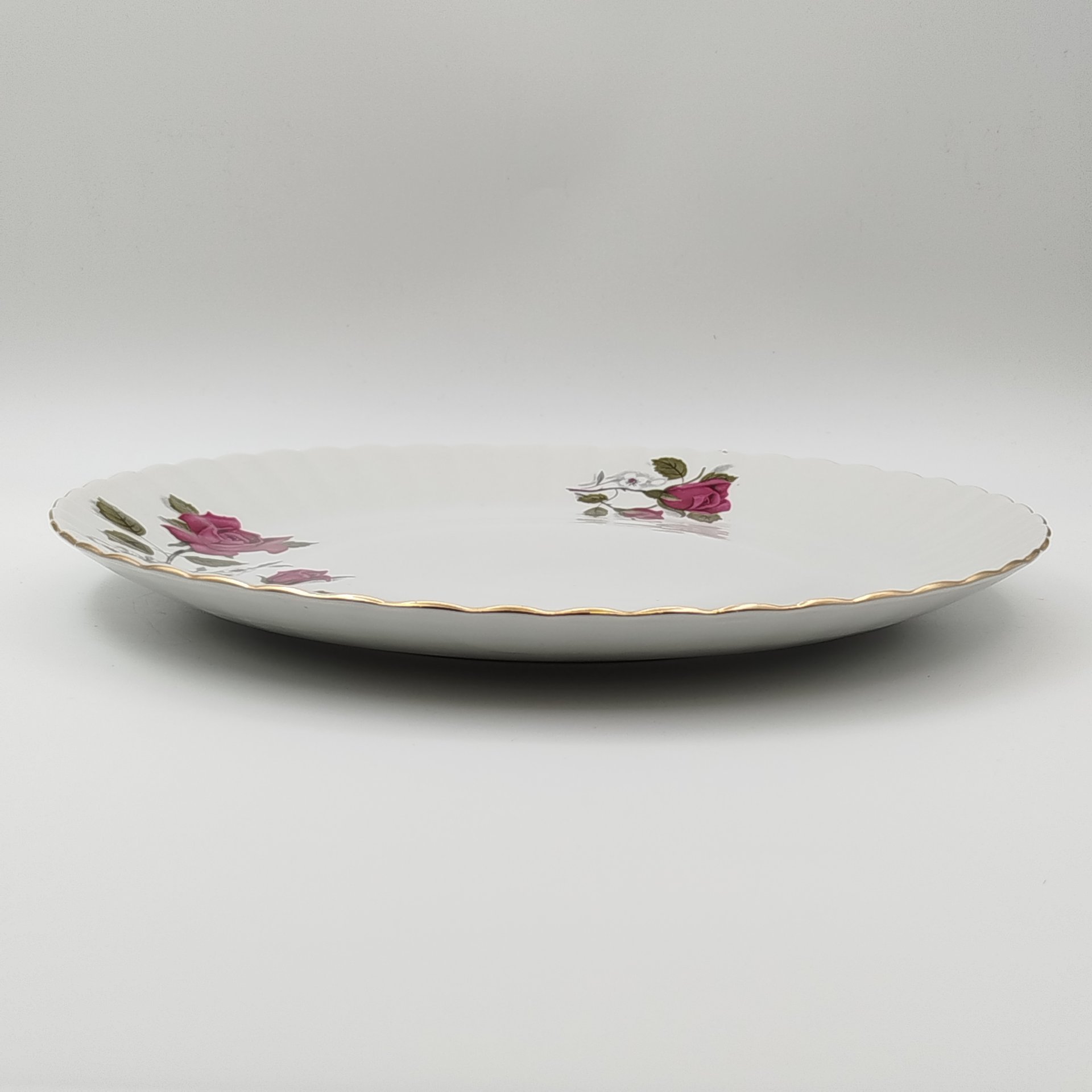 Блюдо круглой формы, украшенное изображением розы, фарфор, деколь, золочение, Chodziez, Польша, 1964-1980 гг.