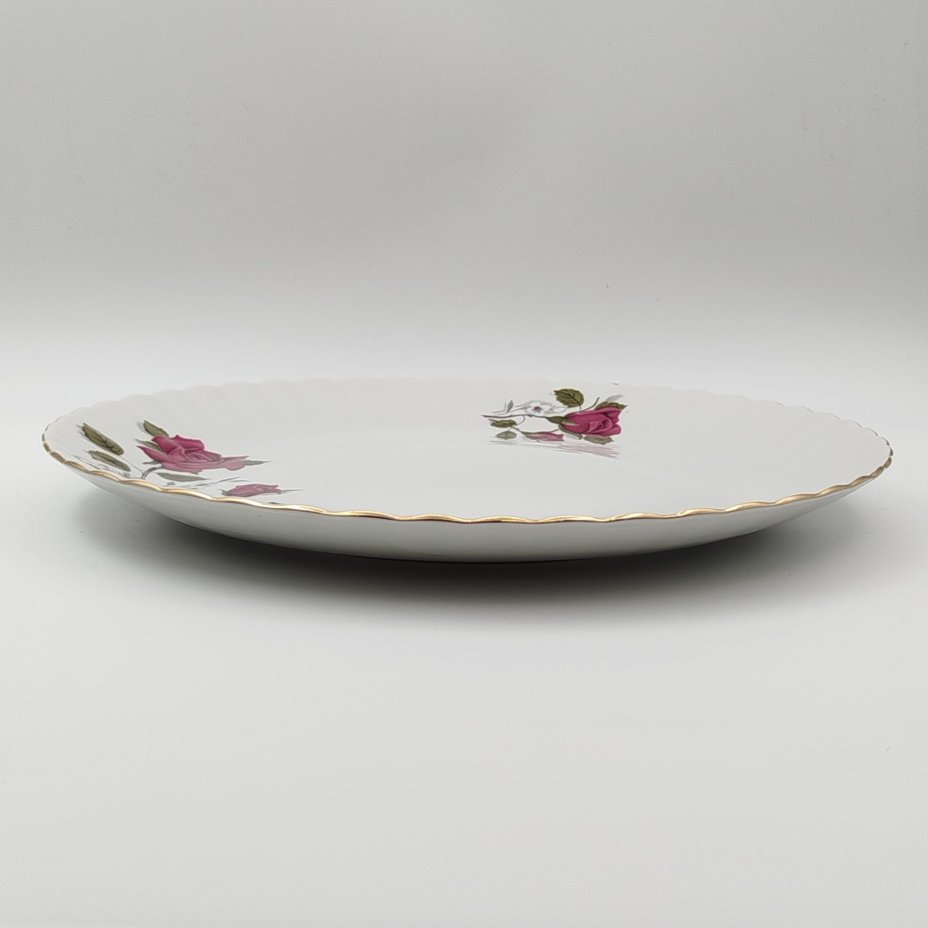 Блюдо круглой формы, украшенное изображением розы