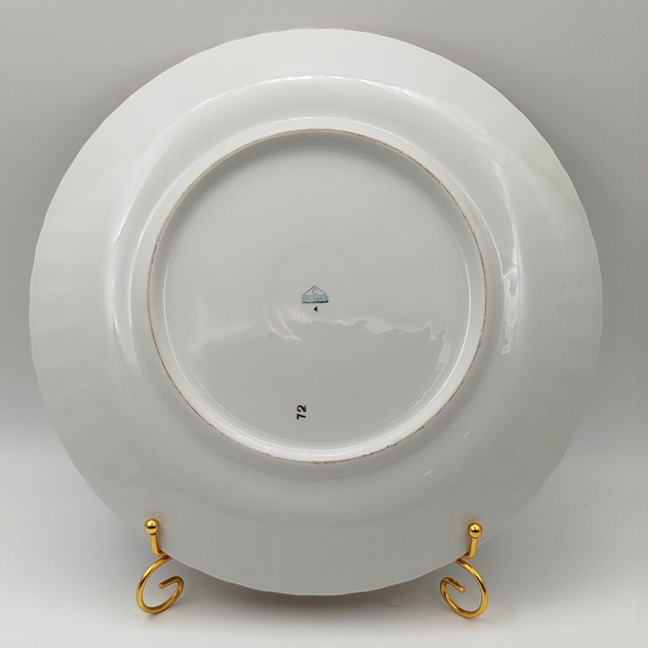 Блюдо круглой формы, украшенное изображением розы