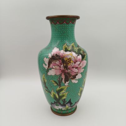 Ваза, украшенная цветочной композицией "Ветви пиона" на зеленом фоне, металл, эмали, техника клуазоне, Китай, 1940-1970 гг.