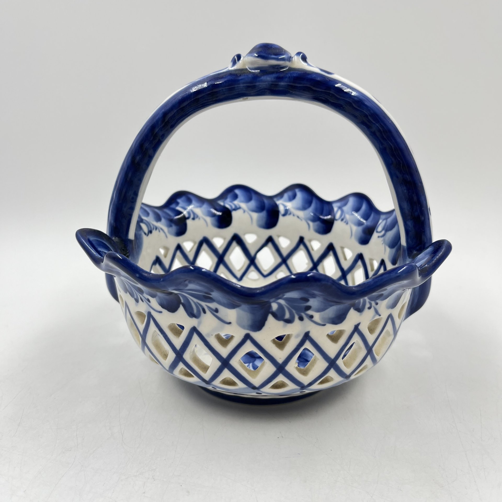 Конфетница "Корзинка", Гжель, фарфор, роспись, Россия, 2000 г.