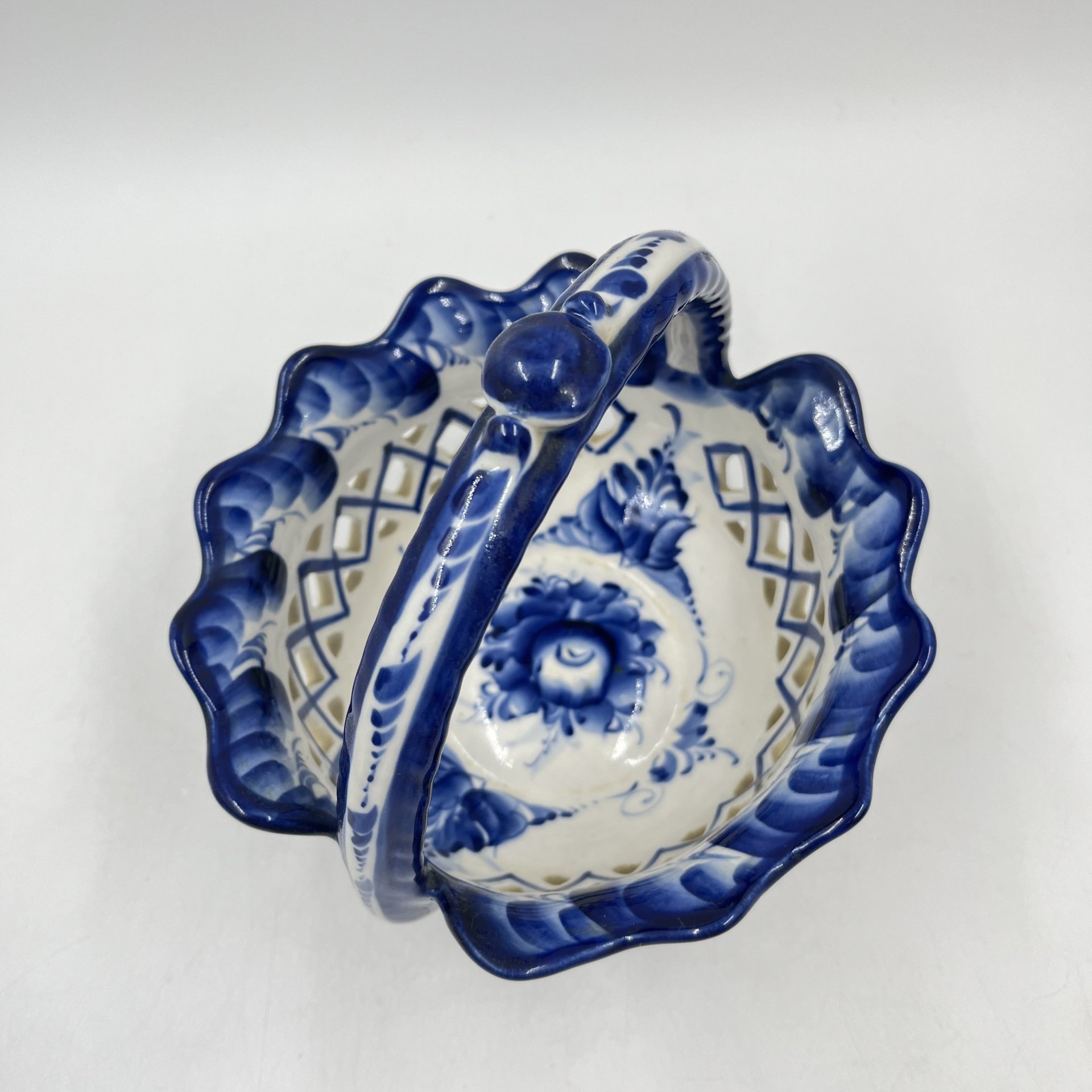 Конфетница "Корзинка", Гжель, фарфор, роспись, Россия, 2000 г.