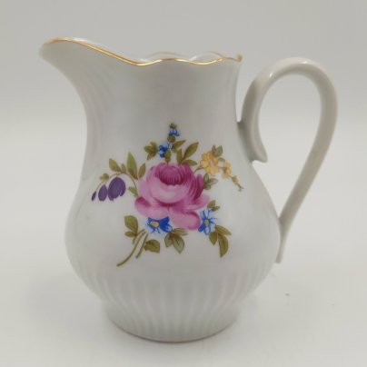 Молочник с цветочным декором, фарфор, деколь, золочение, Graf Von Henneberg Porzellan, 1777 Jlmenau, ГДР, 1970-1980 гг., Graf Von Henneberg Porzellan