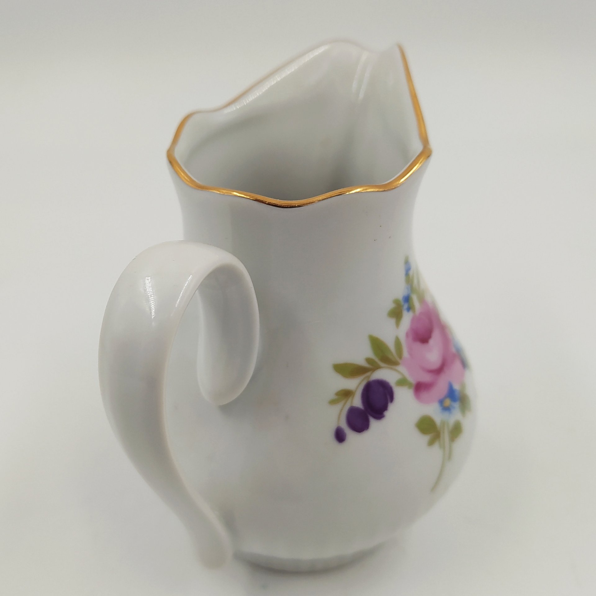 Молочник с цветочным декором, фарфор, деколь, золочение, Graf Von Henneberg Porzellan, 1777 Jlmenau, ГДР, 1970-1980 гг., Graf Von Henneberg Porzellan