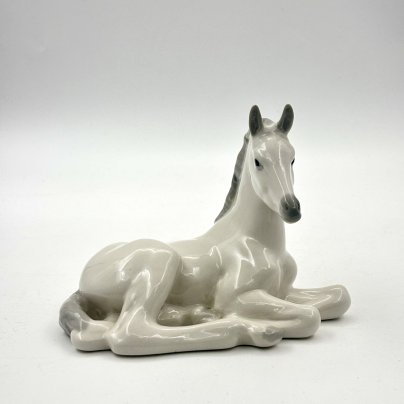 Статуэтка "Жеребенок лежащий", автор Б.Я. Воробьев, роспись В.М. Жбанов, фарфор, роспись, Ленинградский фарфоровый завод (ЛФЗ), СССР, 1970-1980 гг.