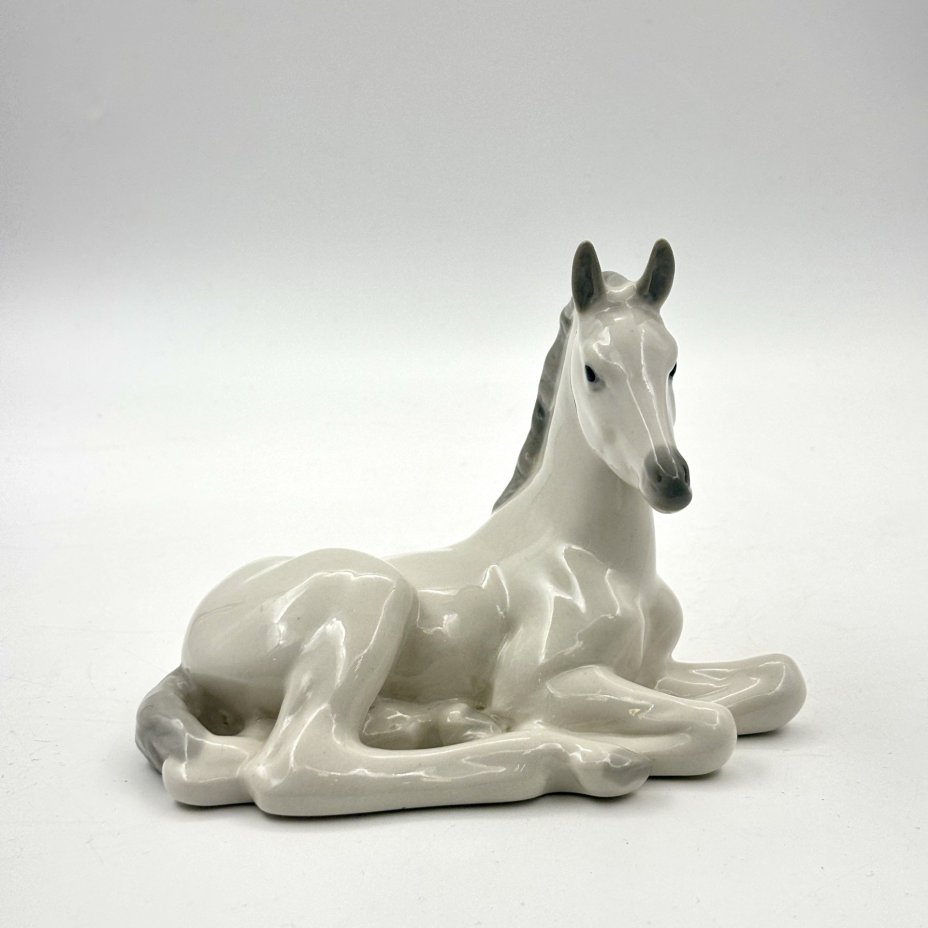 Статуэтка "Жеребенок лежащий", автор Б.Я. Воробьев, роспись В.М. Жбанов, фарфор, роспись, Ленинградский фарфоровый завод (ЛФЗ), СССР, 1970-1980 гг.