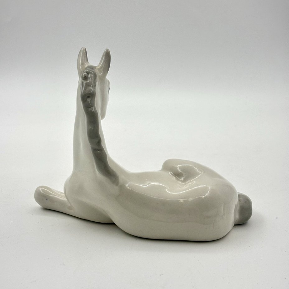 Статуэтка "Жеребенок лежащий", автор Б.Я. Воробьев, роспись В.М. Жбанов