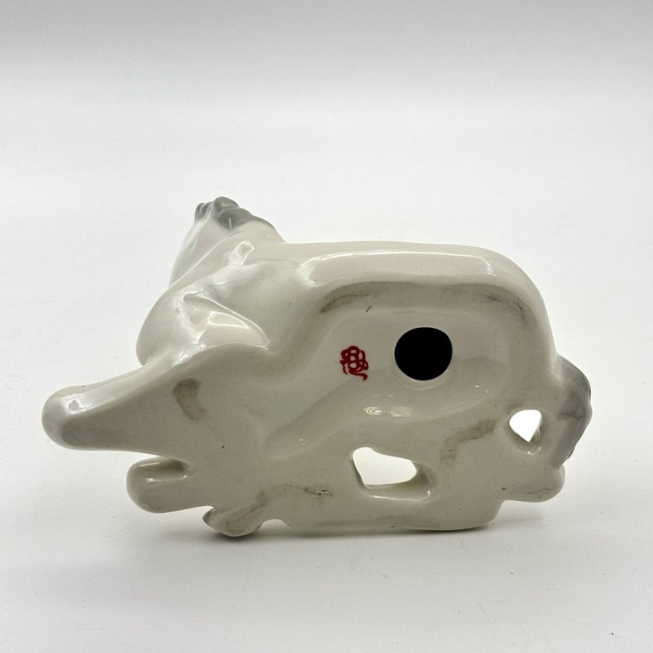 Статуэтка "Жеребенок лежащий", автор Б.Я. Воробьев, роспись В.М. Жбанов