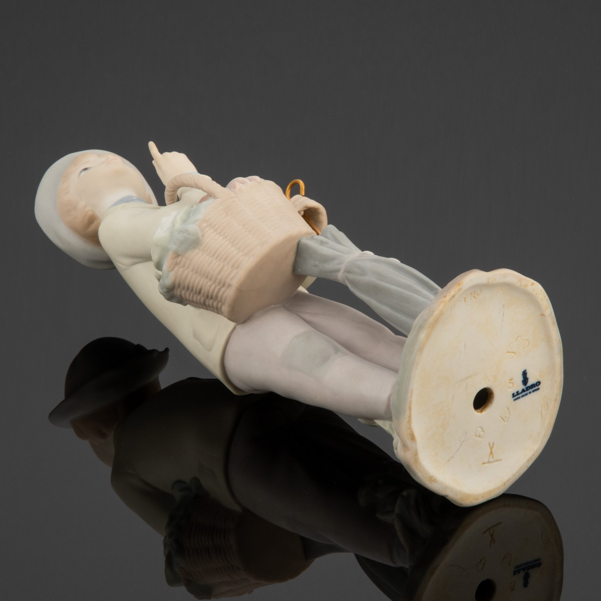 Статуэтка "Малыш с корзиной и зонтиком" (Юный садовник), Lladro