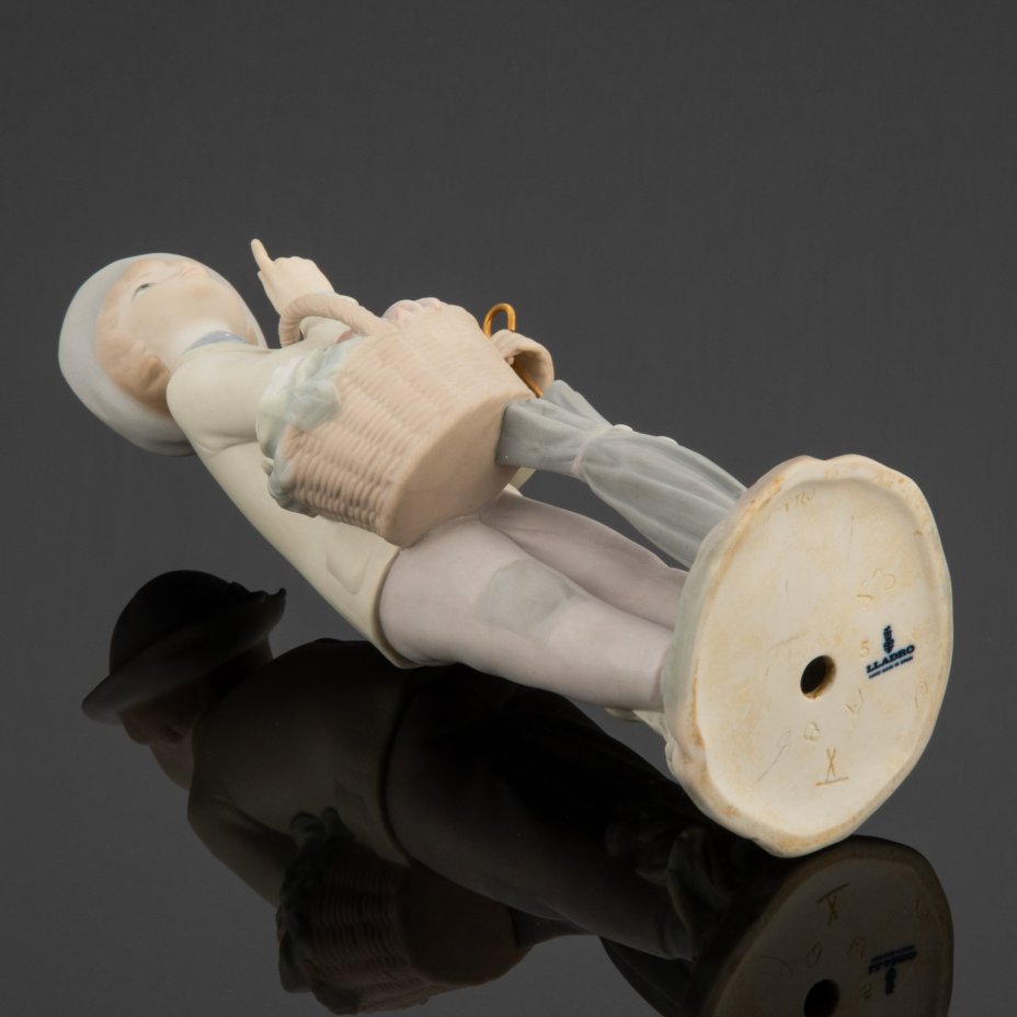 Статуэтка "Малыш с корзиной и зонтиком" (Юный садовник), Lladro