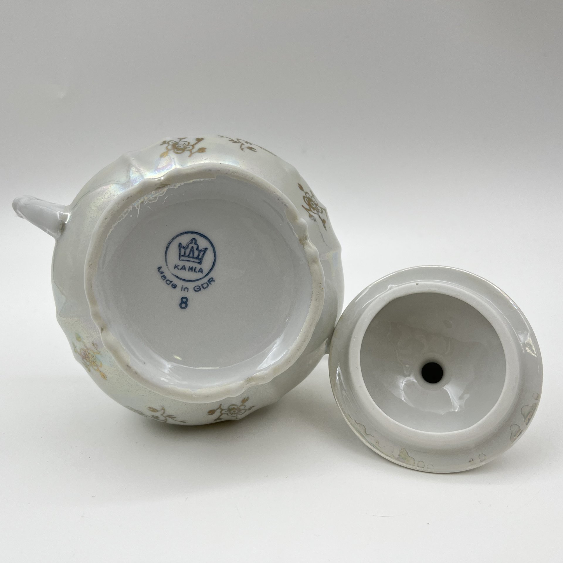 Сервировочный набор на одну персону (5 предметов), украшенный цветочным декором, фарфор, люстр, золочение, Kahla, ГДР, 1968-1987 гг.