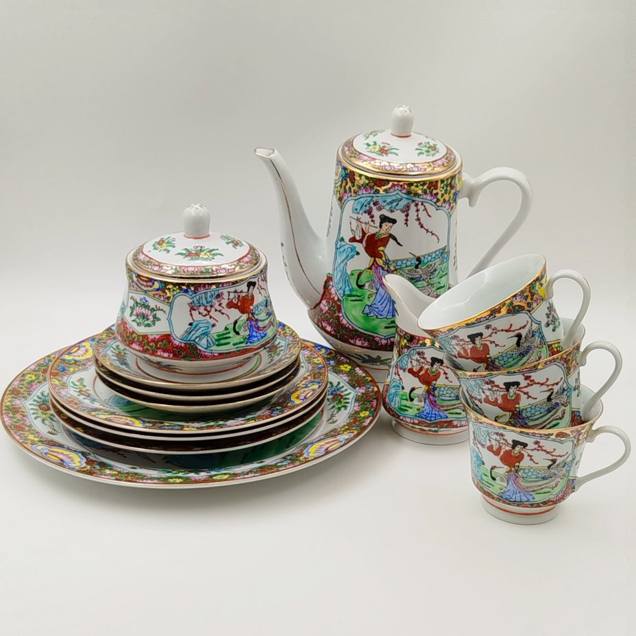 Кофейный сервиз в стиле шинуазри "Китайская красавица в саду" на 3 персоны (13 предметов), фарфор, деколь, роспись эмалевыми красками, золочение, Китай, 1960-1980 гг.