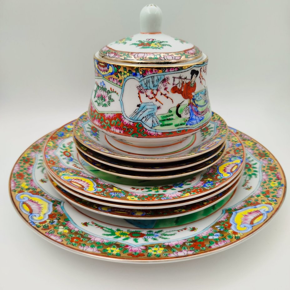 Кофейный сервиз в стиле шинуазри "Китайская красавица в саду" на 3 персоны (13 предметов), фарфор, деколь, роспись эмалевыми красками, золочение, Китай, 1960-1980 гг.