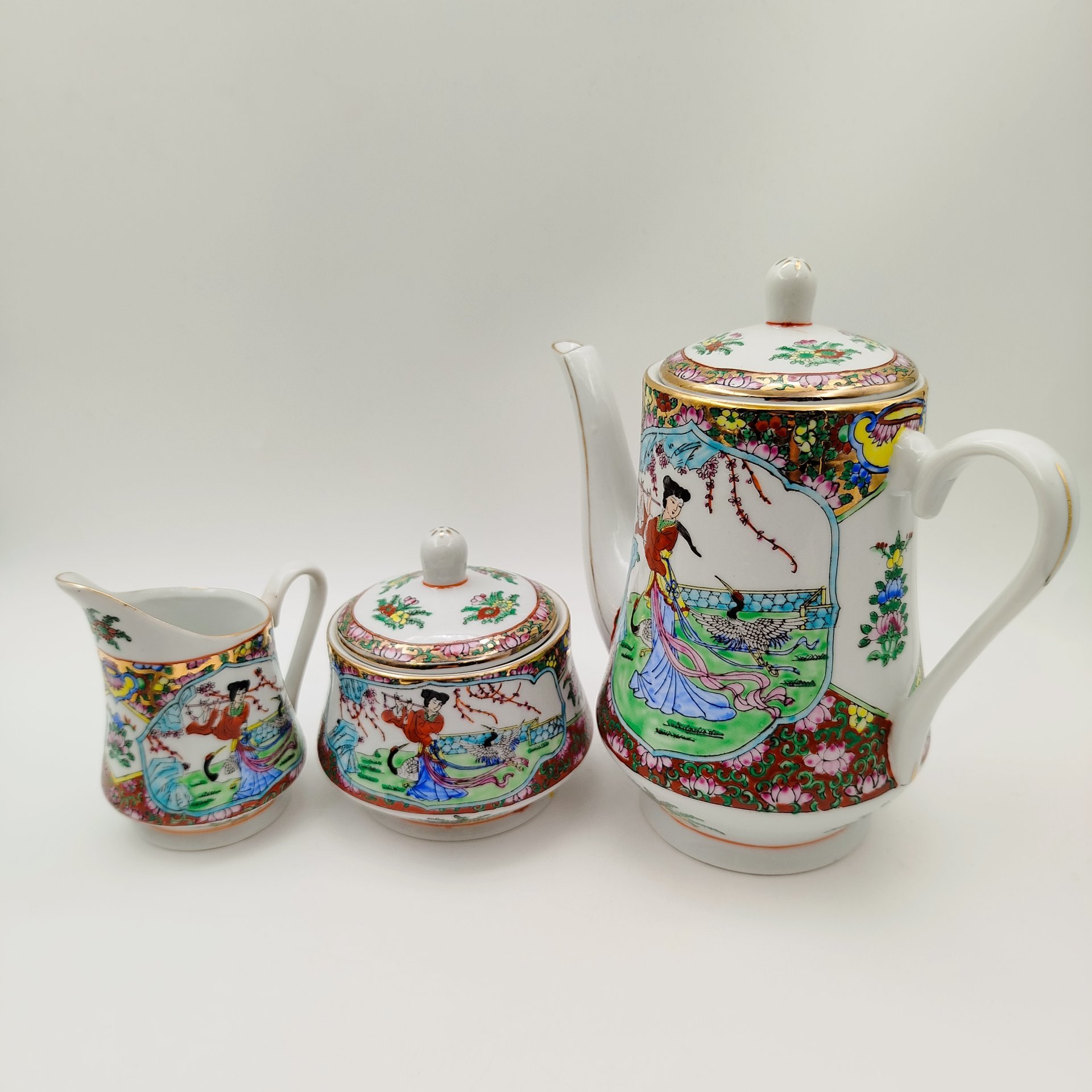 Кофейный сервиз в стиле шинуазри "Китайская красавица в саду" на 3 персоны (13 предметов), фарфор, деколь, роспись эмалевыми красками, золочение, Китай, 1960-1980 гг.