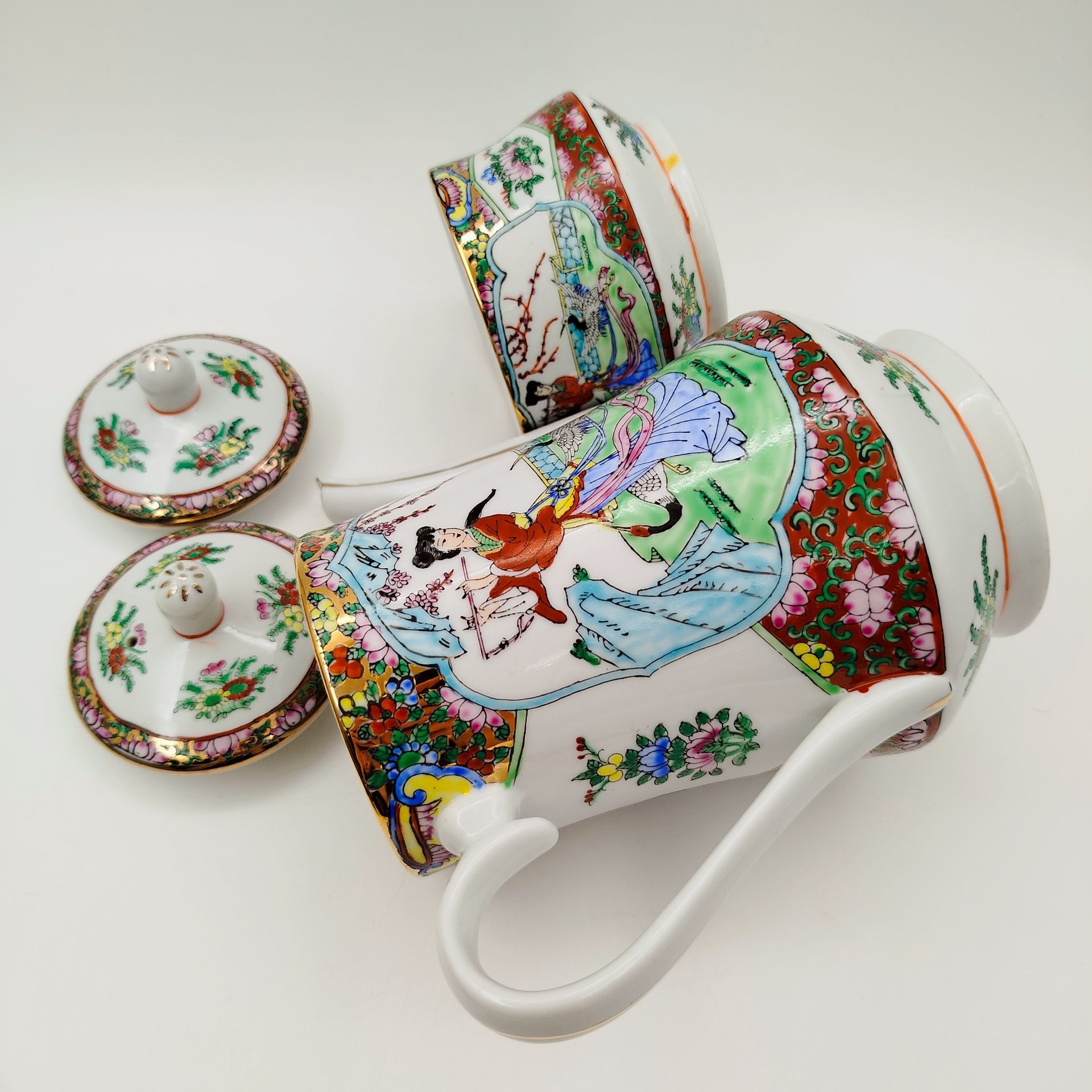 Кофейный сервиз в стиле шинуазри "Китайская красавица в саду" на 3 персоны (13 предметов), фарфор, деколь, роспись эмалевыми красками, золочение, Китай, 1960-1980 гг.