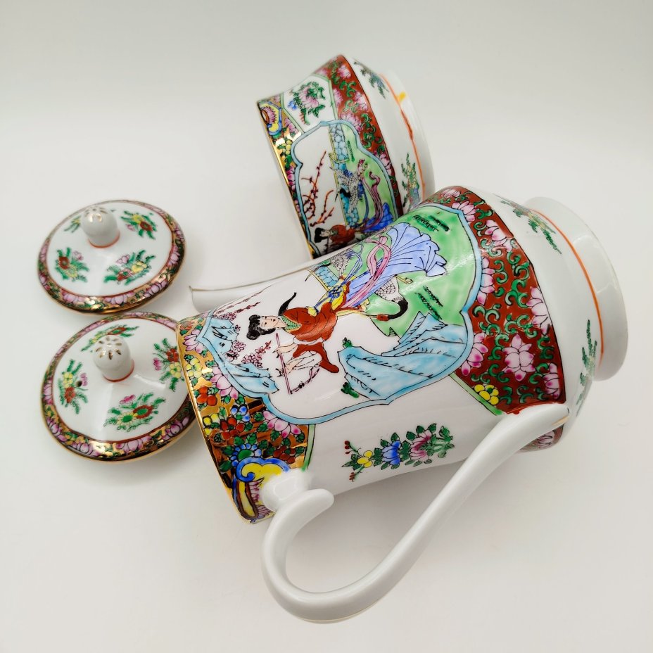 Кофейный сервиз в стиле шинуазри "Китайская красавица в саду" на 3 персоны (13 предметов), фарфор, деколь, роспись эмалевыми красками, золочение, Китай, 1960-1980 гг.