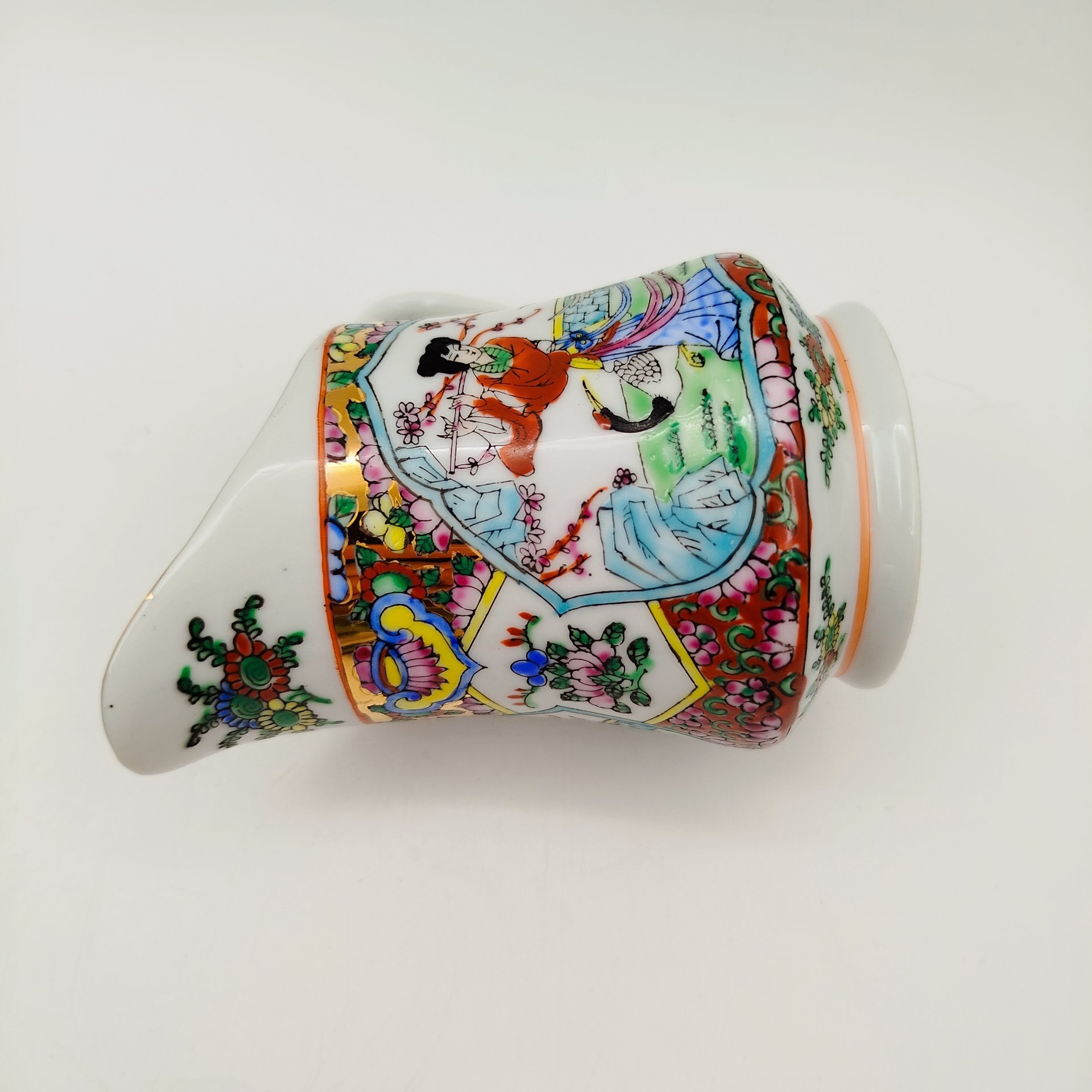 Кофейный сервиз в стиле шинуазри "Китайская красавица в саду" на 3 персоны (13 предметов), фарфор, деколь, роспись эмалевыми красками, золочение, Китай, 1960-1980 гг.