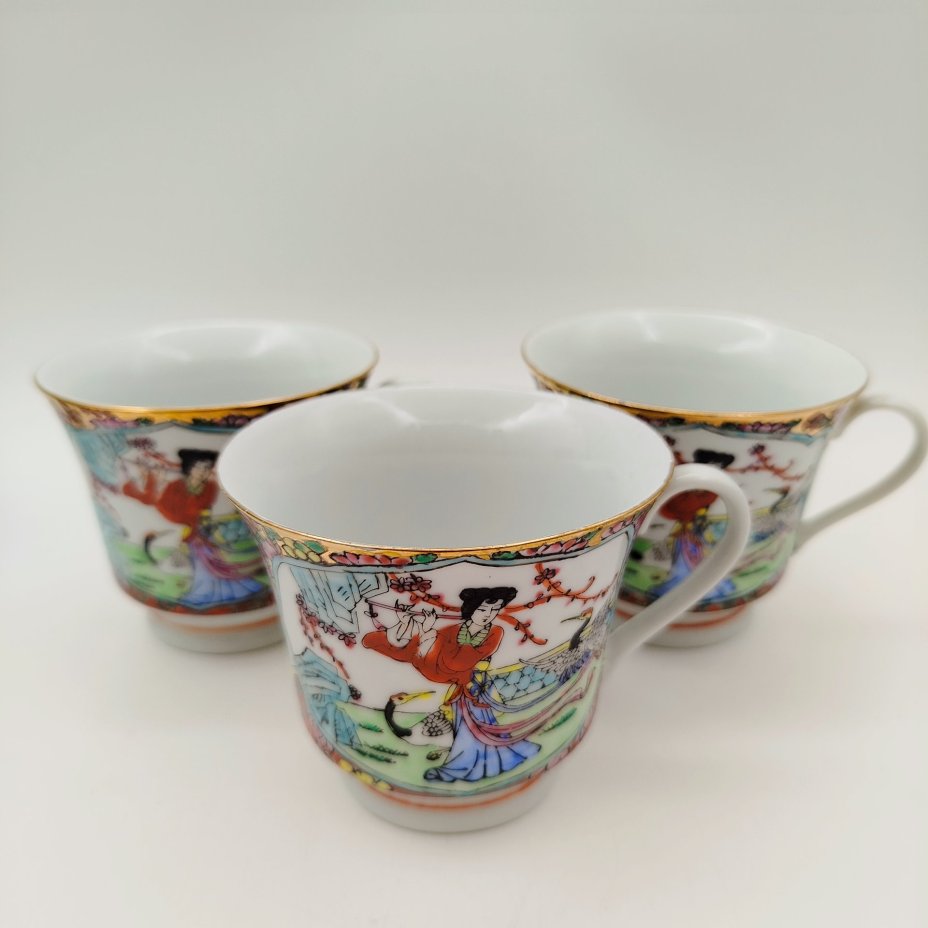 Кофейный сервиз в стиле шинуазри "Китайская красавица в саду" на 3 персоны (13 предметов), фарфор, деколь, роспись эмалевыми красками, золочение, Китай, 1960-1980 гг.