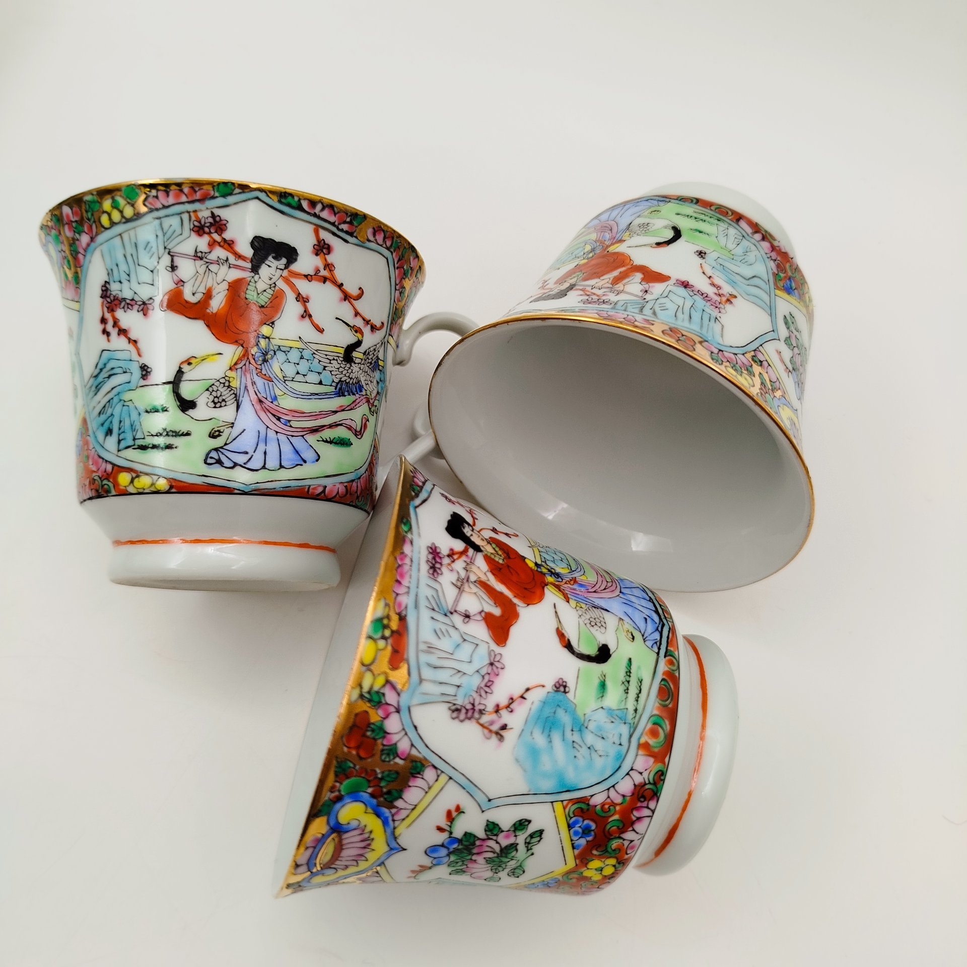 Кофейный сервиз в стиле шинуазри "Китайская красавица в саду" на 3 персоны (13 предметов), фарфор, деколь, роспись эмалевыми красками, золочение, Китай, 1960-1980 гг.