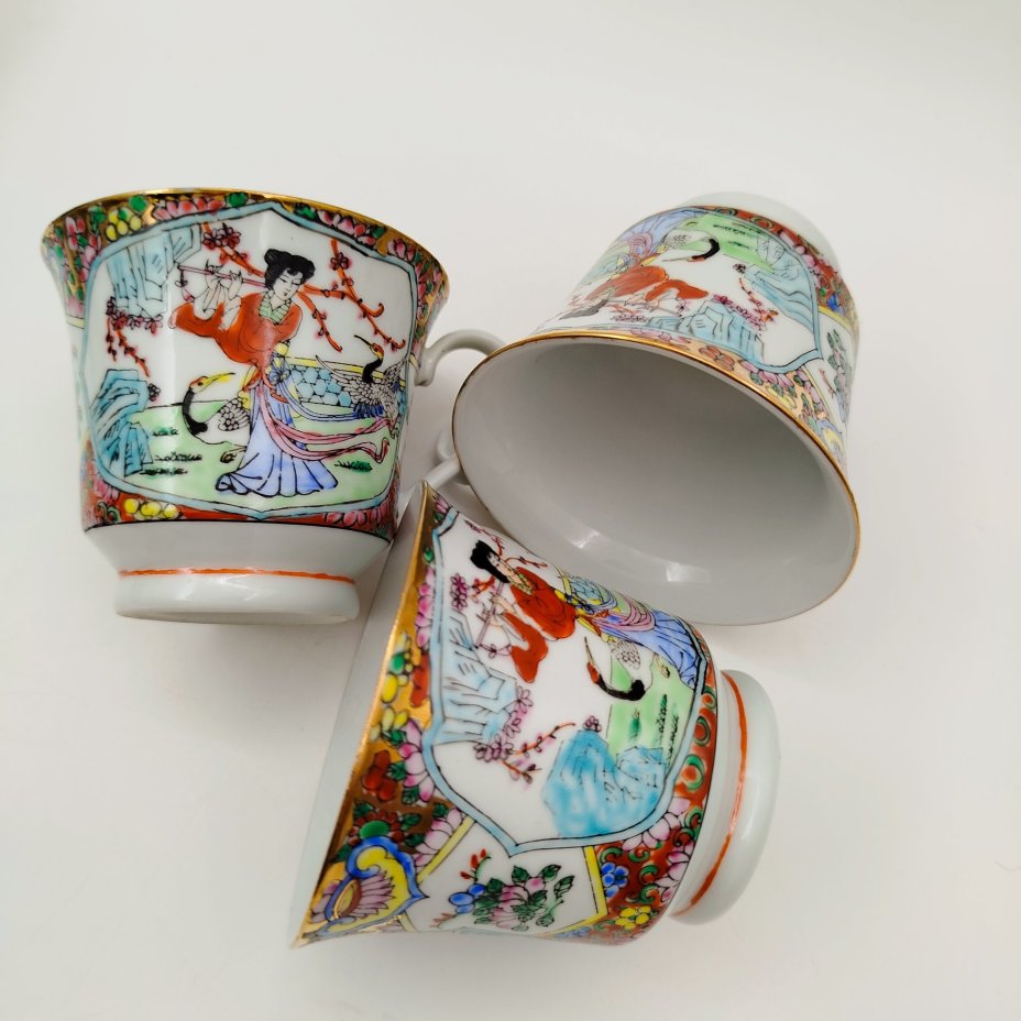 Кофейный сервиз в стиле шинуазри "Китайская красавица в саду" на 3 персоны (13 предметов), фарфор, деколь, роспись эмалевыми красками, золочение, Китай, 1960-1980 гг.