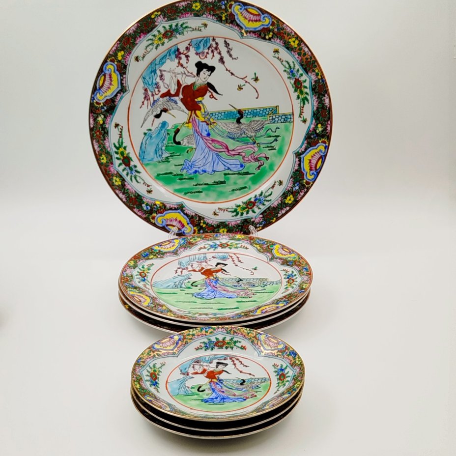 Кофейный сервиз в стиле шинуазри "Китайская красавица в саду" на 3 персоны (13 предметов), фарфор, деколь, роспись эмалевыми красками, золочение, Китай, 1960-1980 гг.