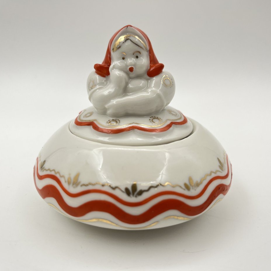 Шкатулка (пудреница) "Матрёшка", автор Л.Н. Сморгон, фарфор, роспись, золочение, Ленинградский завод фарфоровых изделий (ЛЗФИ), СССР, 1956-1967 гг.