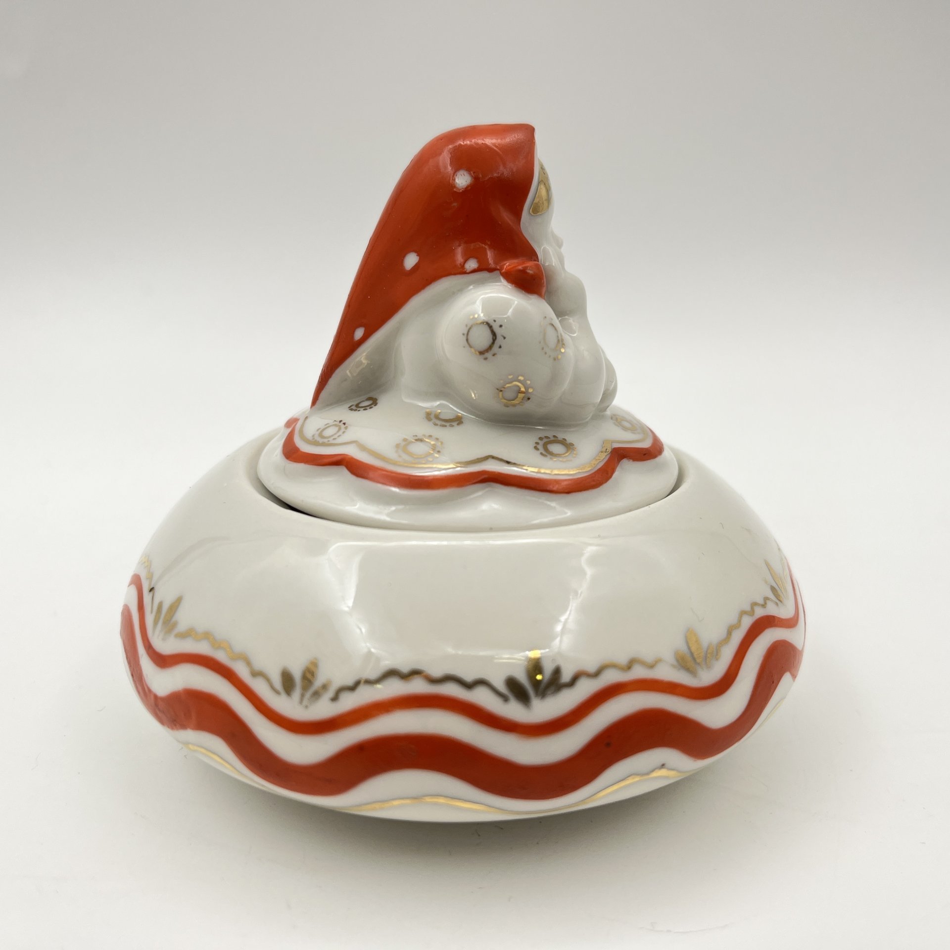 Шкатулка (пудреница) "Матрёшка", автор Л.Н. Сморгон, фарфор, роспись, золочение, Ленинградский завод фарфоровых изделий (ЛЗФИ), СССР, 1956-1967 гг.