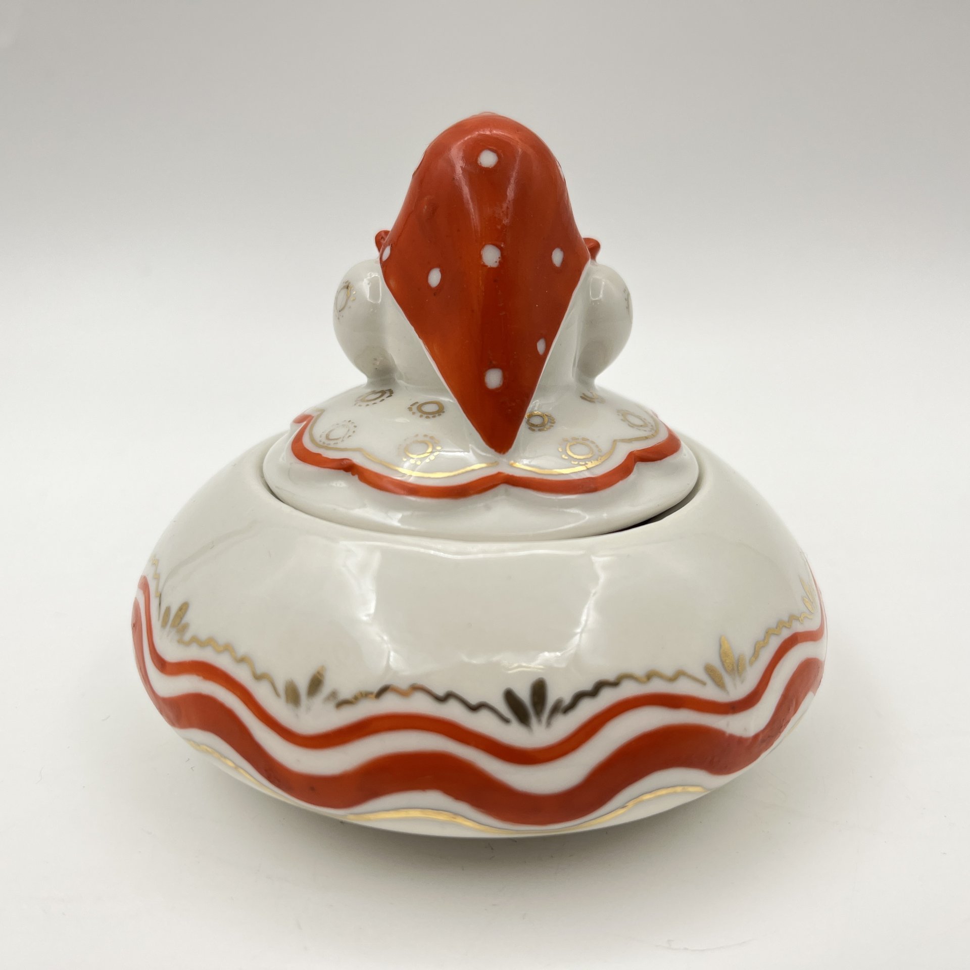 Шкатулка (пудреница) "Матрёшка", автор Л.Н. Сморгон, фарфор, роспись, золочение, Ленинградский завод фарфоровых изделий (ЛЗФИ), СССР, 1956-1967 гг.