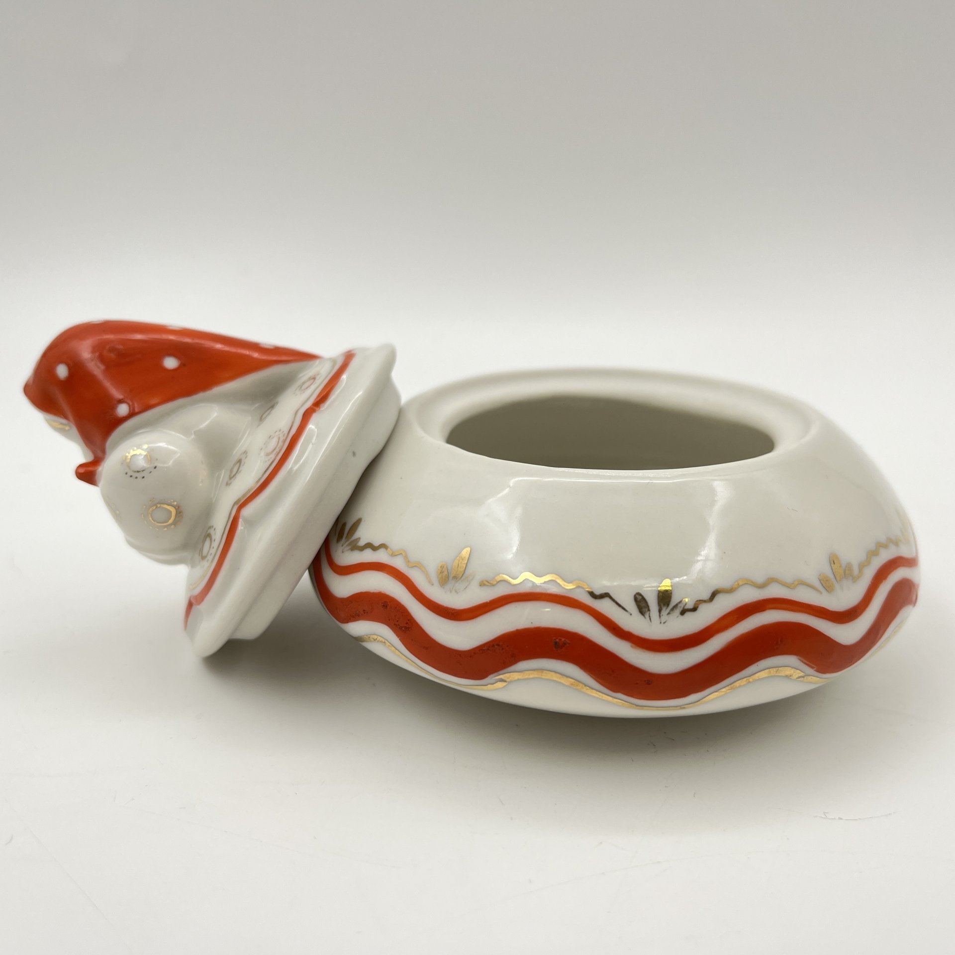 Шкатулка (пудреница) "Матрёшка", автор Л.Н. Сморгон, фарфор, роспись, золочение, Ленинградский завод фарфоровых изделий (ЛЗФИ), СССР, 1956-1967 гг.