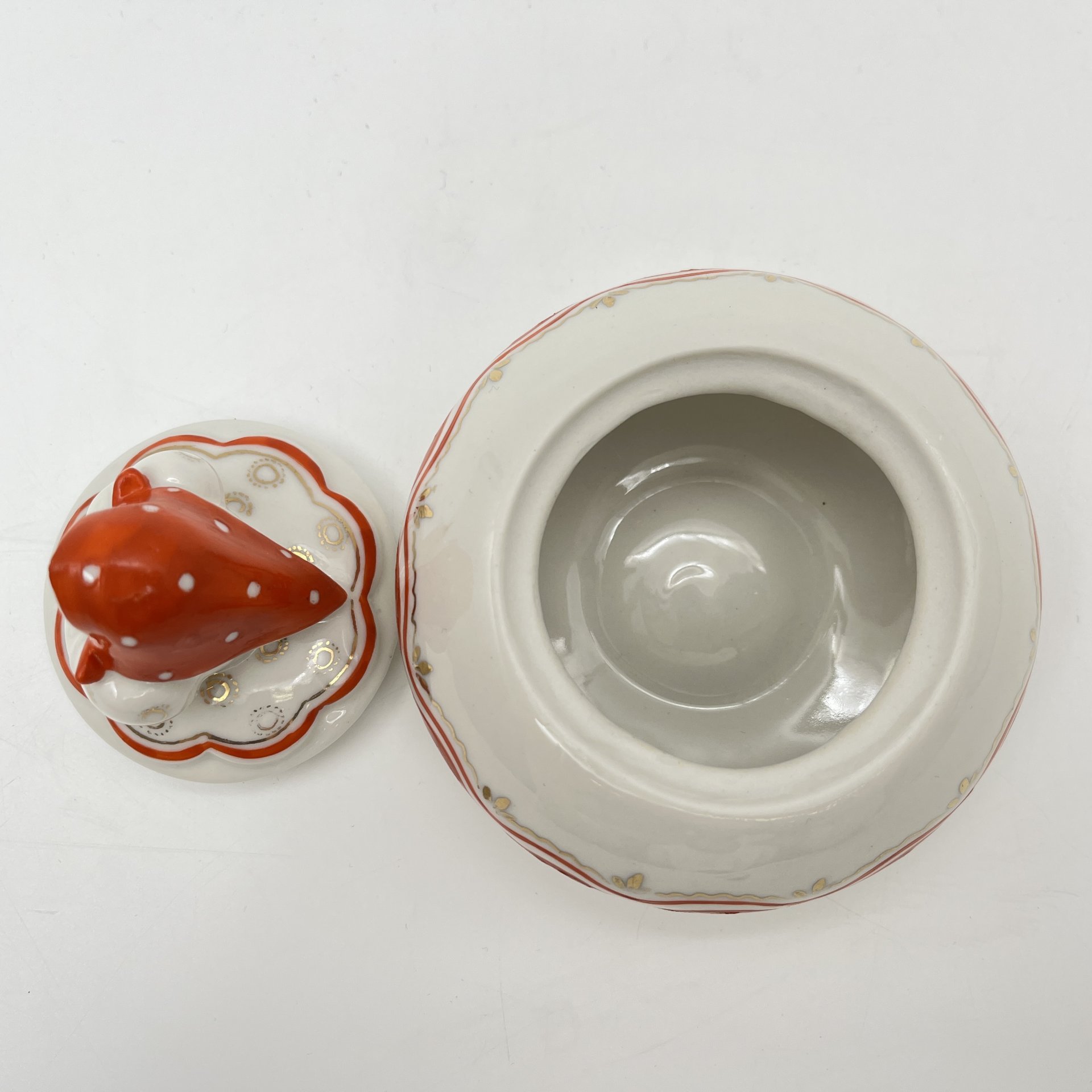 Шкатулка (пудреница) "Матрёшка", автор Л.Н. Сморгон, фарфор, роспись, золочение, Ленинградский завод фарфоровых изделий (ЛЗФИ), СССР, 1956-1967 гг.