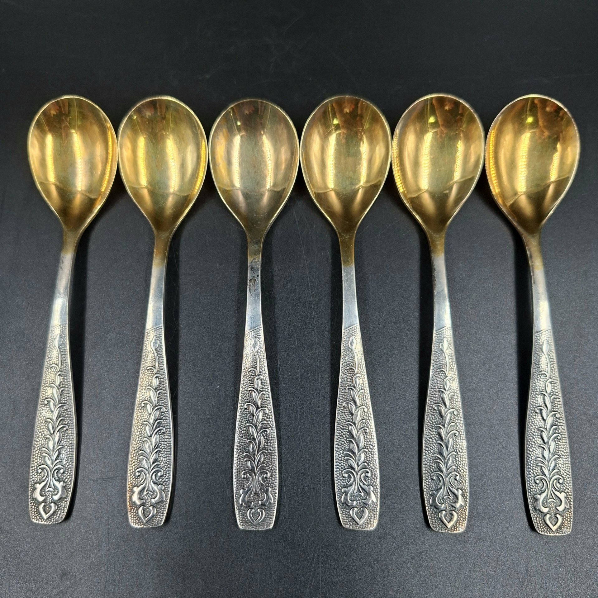 Набор из шести чайных ложек «Хмель», мНЦ (медь-никель-цинк), золочение, Завод «Проминь», СССР, 1970-1990 гг.